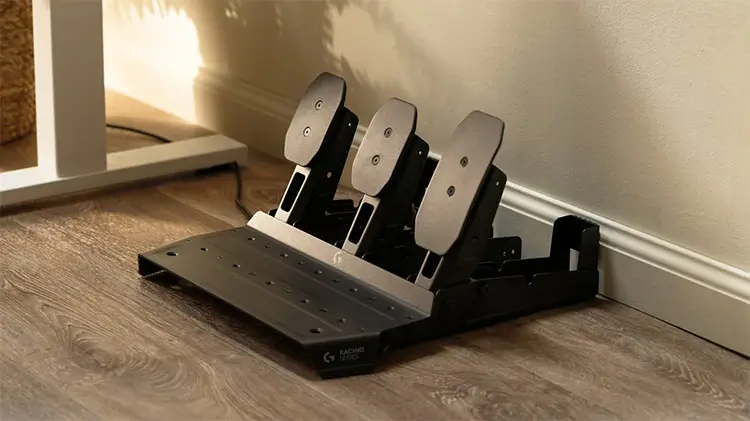 Upplev äkta racingkänsla med Logitech G RS50 och RS Pedals
