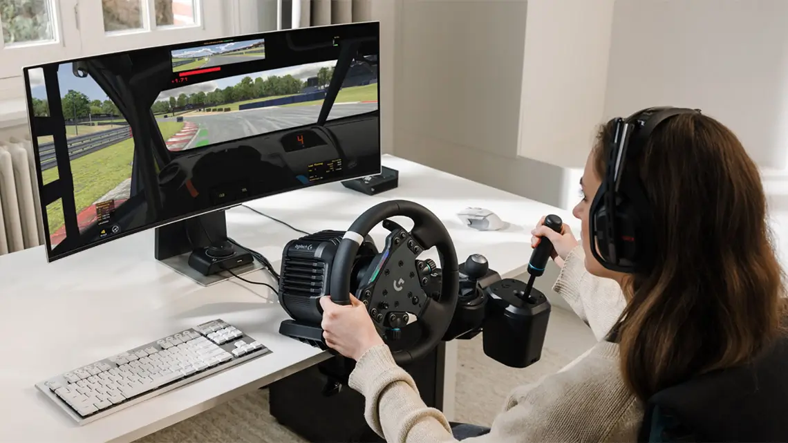 Upplev äkta racingkänsla med Logitech G RS50 och RS Pedals