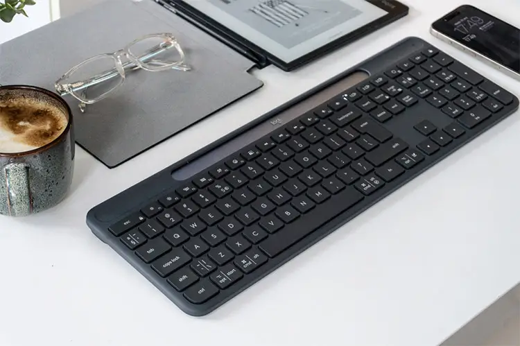 Logitech Signature Slim Solar+ K980 – Tangentbordet som laddas av ljus