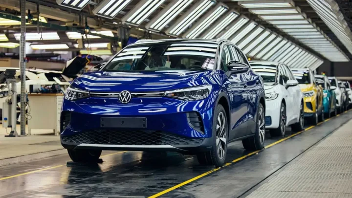 Volkswagen pausar produktion i två tyska elbilsfabriker
