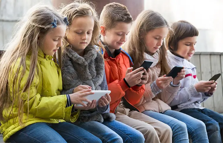 Från och med skolstarten 2026 förbjuds mobiltelefoner i grundskolan