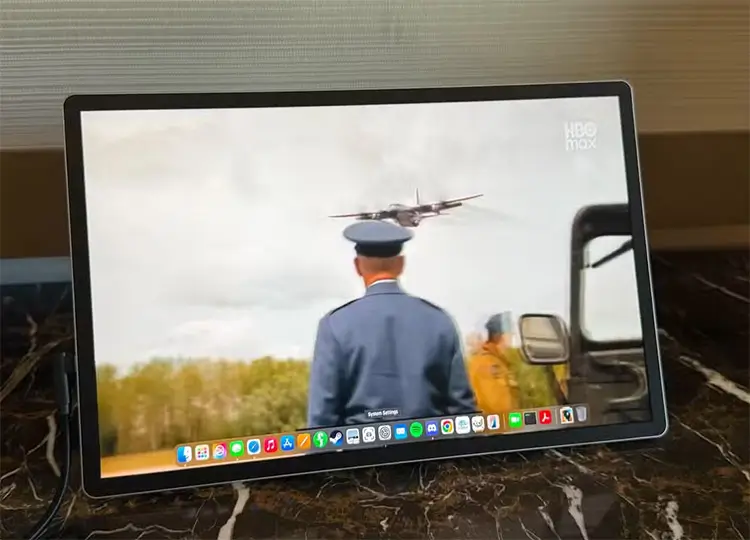 HP presenterar två nya skärmar för effektivt arbete – en ultrabred konferensskärm och en portabel resekompis