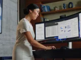 HP presenterar två nya skärmar för effektivt arbete – en ultrabred konferensskärm och en portabel resekompis