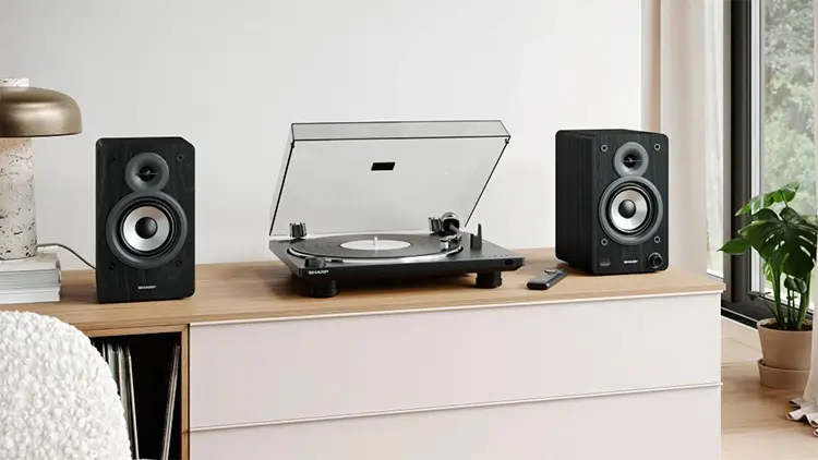 Sharp lanserar vinylspelare med fjärrkontroll, Bluetooth och USB – retro möter bekvämlighet
