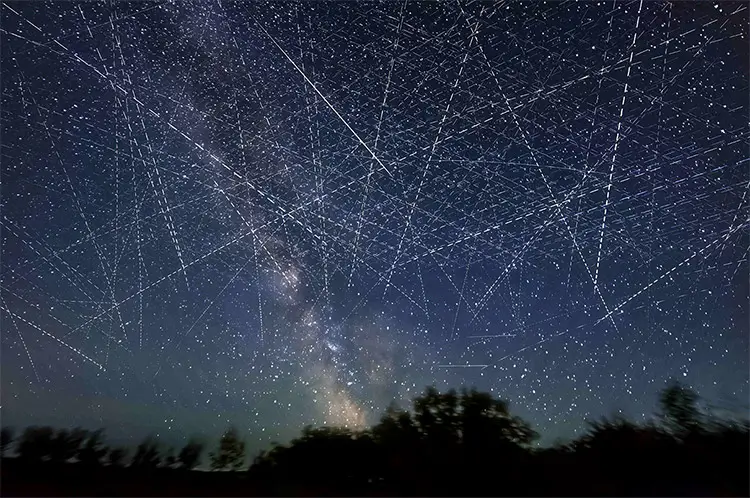 Starlink-satelliter faller tillbaka till jorden – forskare varnar för miljöpåverkan