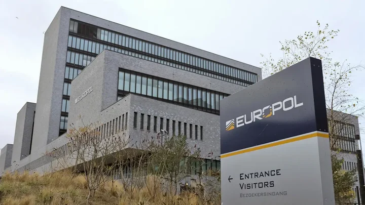 Tonåringar greps för misstänkt spioneri mot Europol
